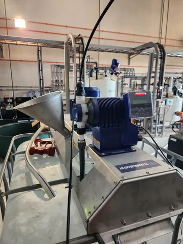 An overview of tanks, connecting hoses and treatment equipment in the pilot facility.